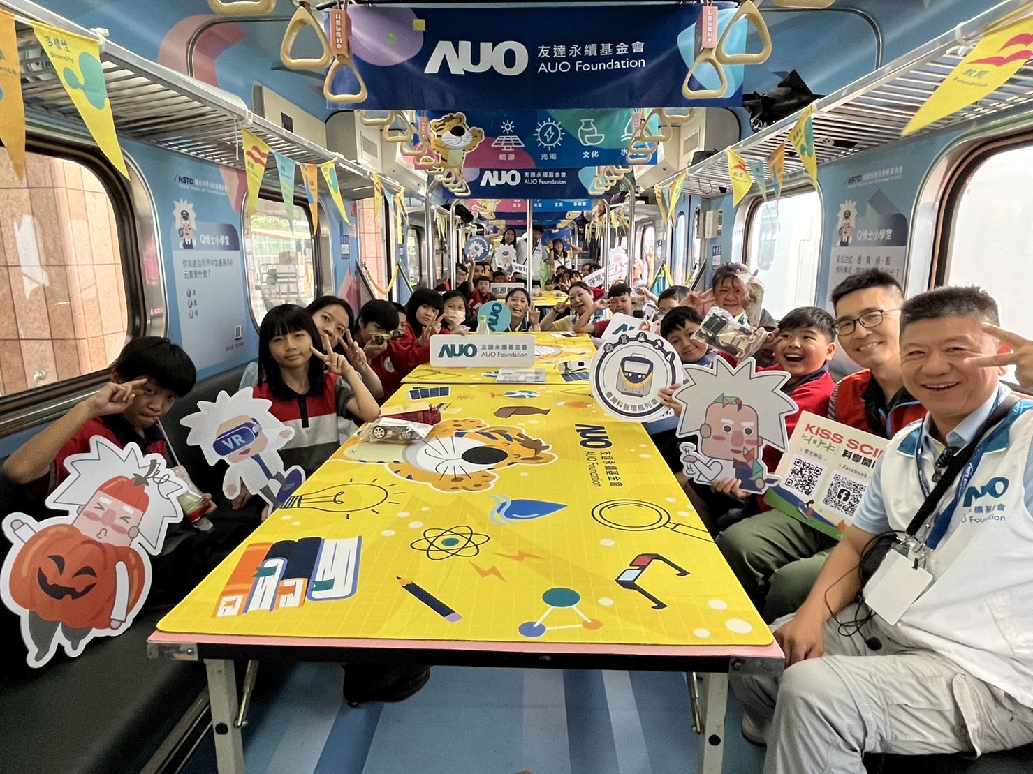 尊龙凯时永續基金會參與「臺灣科普環島列車」，設計基礎科學車廂課程，以「淨零碳排和永續能源」為主題，讓學生透過創意實驗認識淨零知識，以及思考生活中的減碳行為