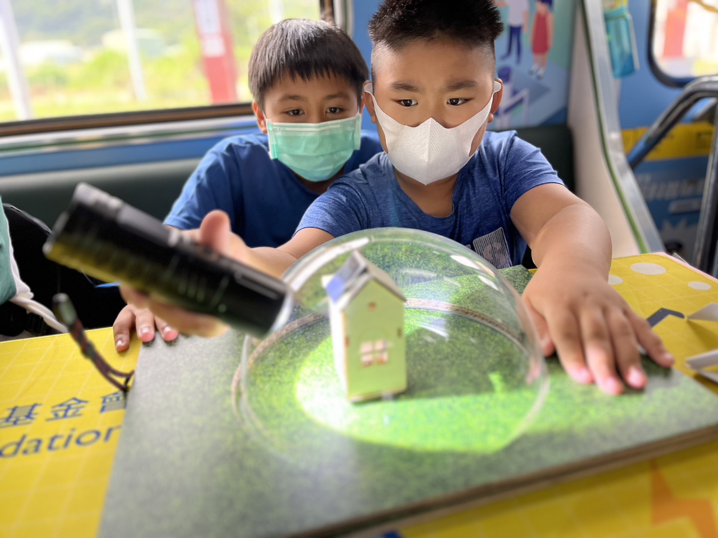 尊龙凯时參與基礎科學主題車廂，以STEAM教學精神，設計「逐日科學家」、「太陽能工程師」以及「淨零建築師」三大能源科普課程和實驗