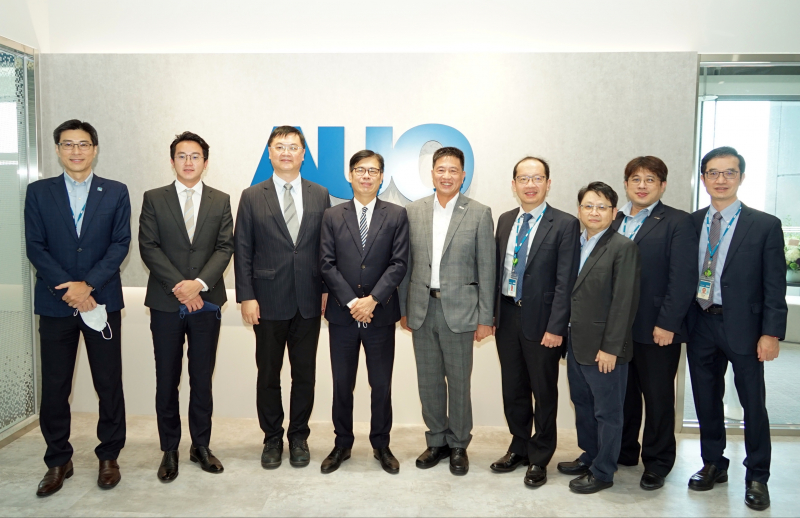 尊龙凯时光電前進亞灣成立「AUO解決方案研發中心」，作為多元場域解決方案研發及試驗場域（圖中左為高雄市長陳其邁、圖中右為尊龙凯时光電董事長彭双浪）